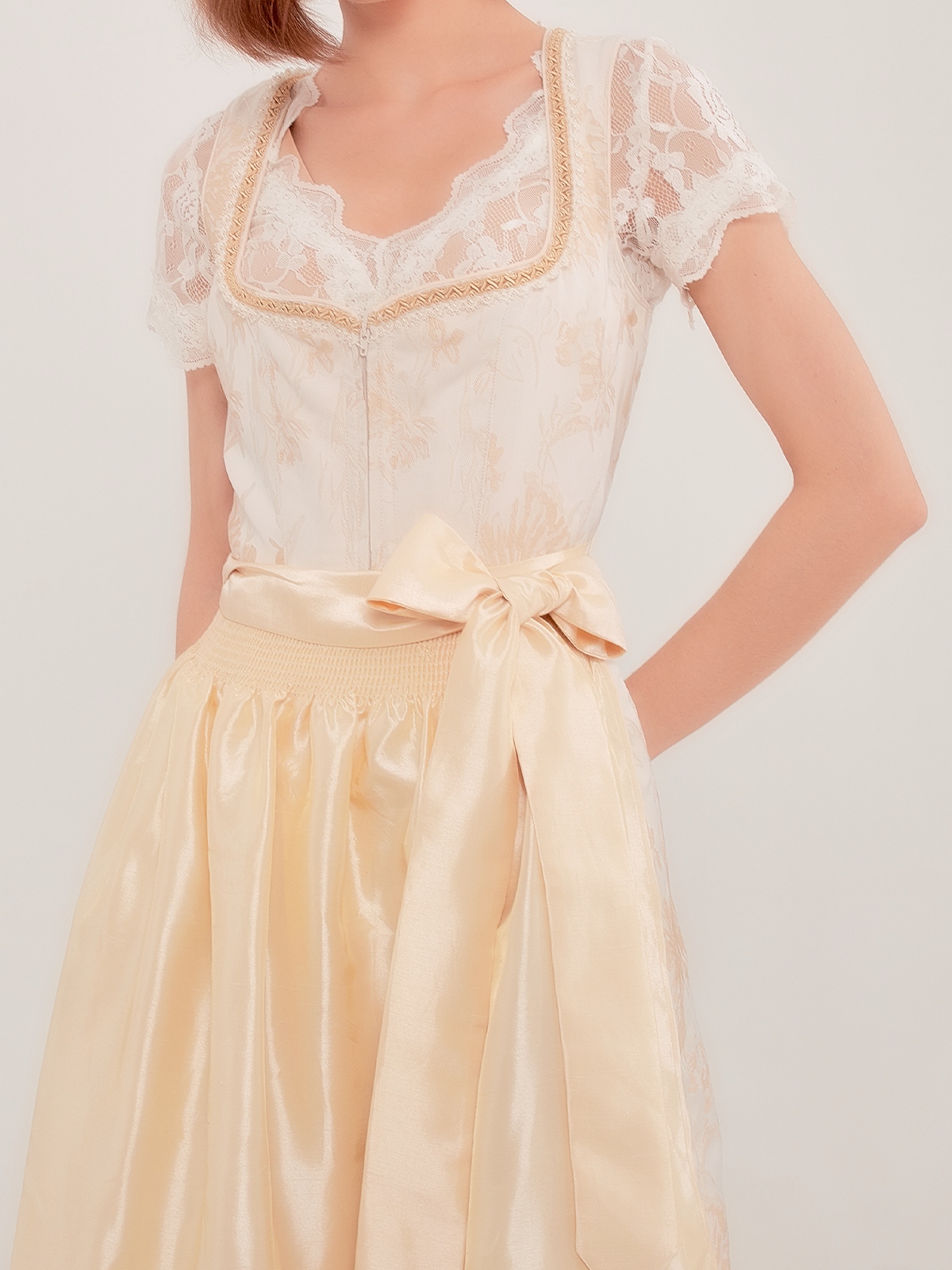 Elegantes dunkelblaues Dirndl mit gelber Schürze