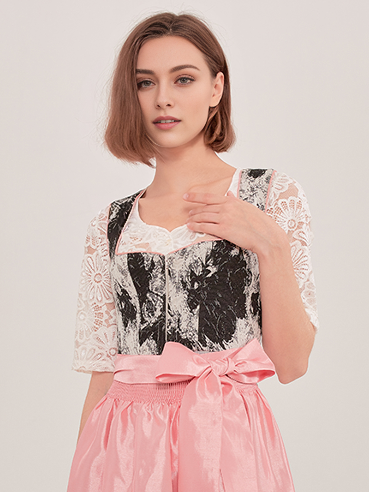 Modernes Dirndl in Schwarz mit figurbetonter Silhouette