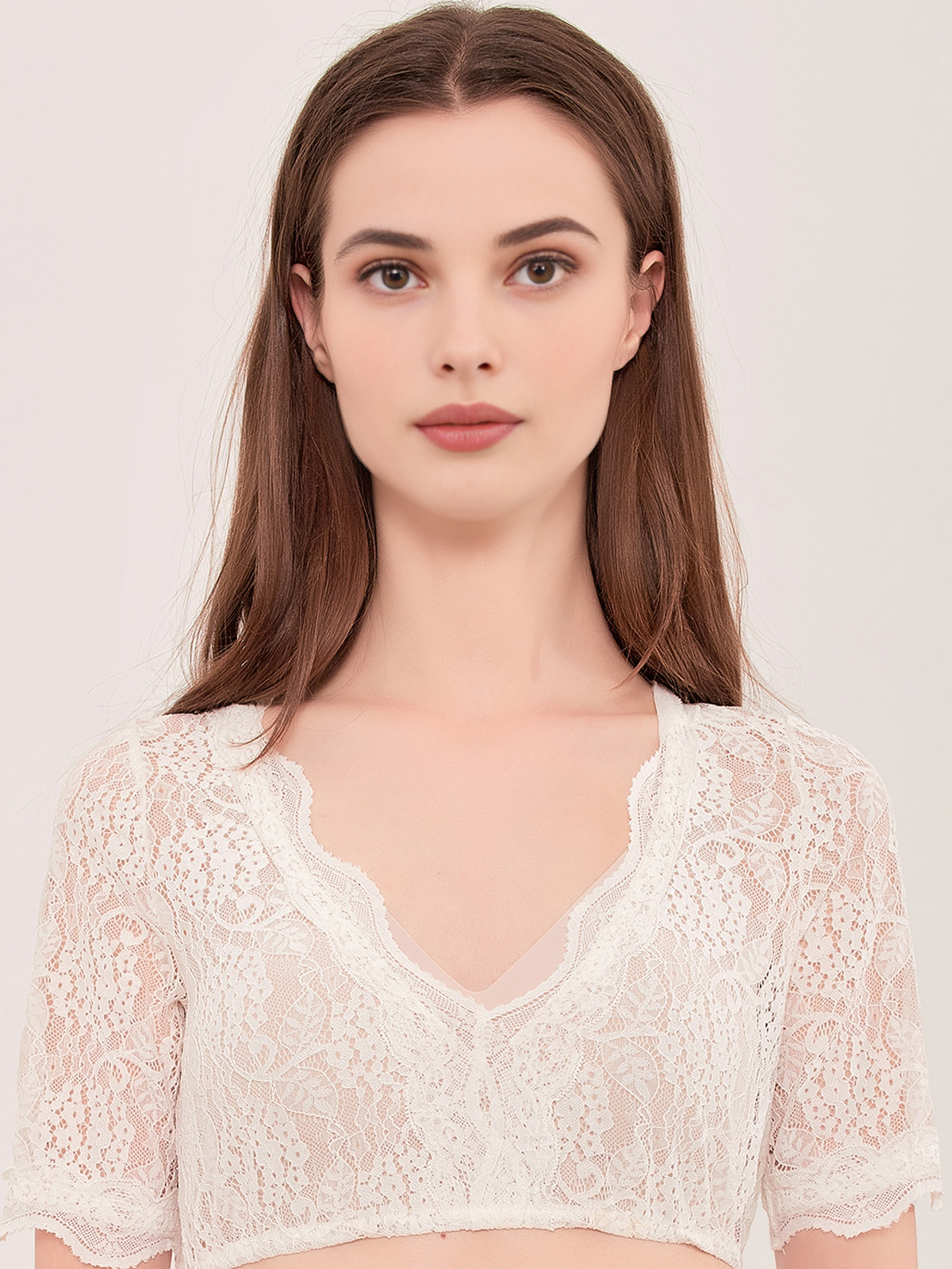 Modernes Dirndl in Weiß mit eleganter Bluse