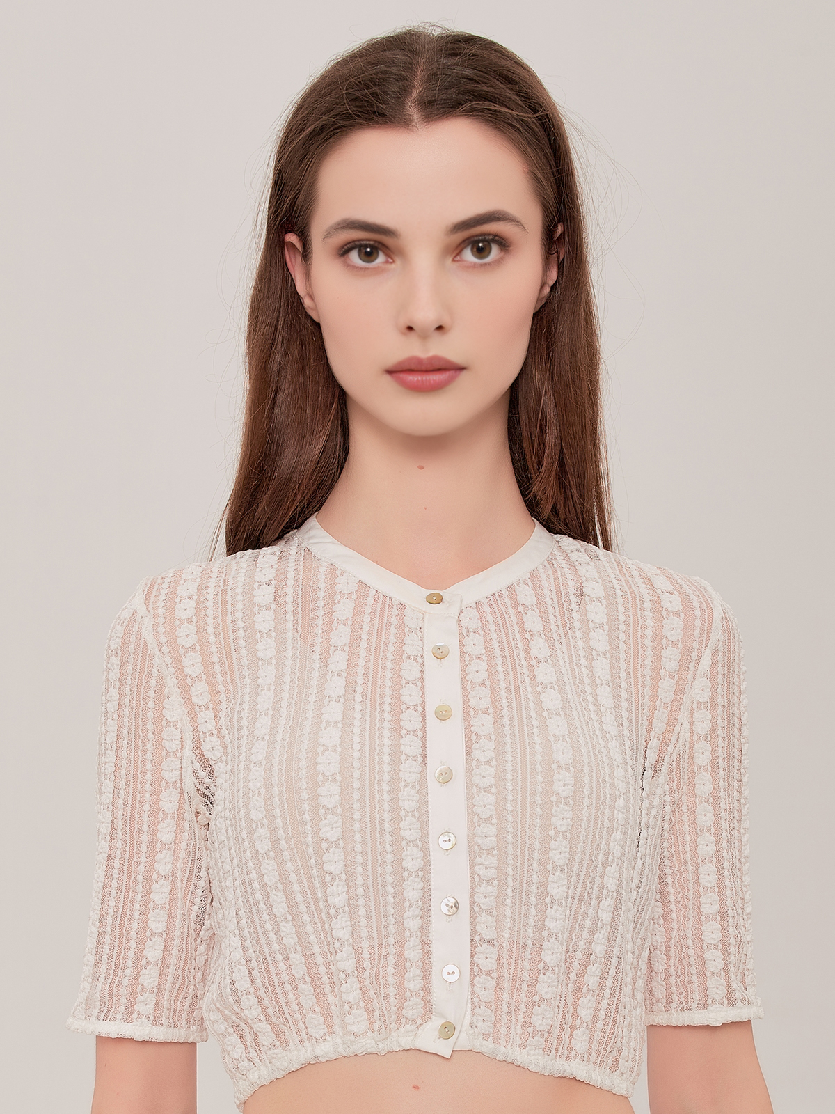 Dirndl in Salbeigrün mit weißer Bluse