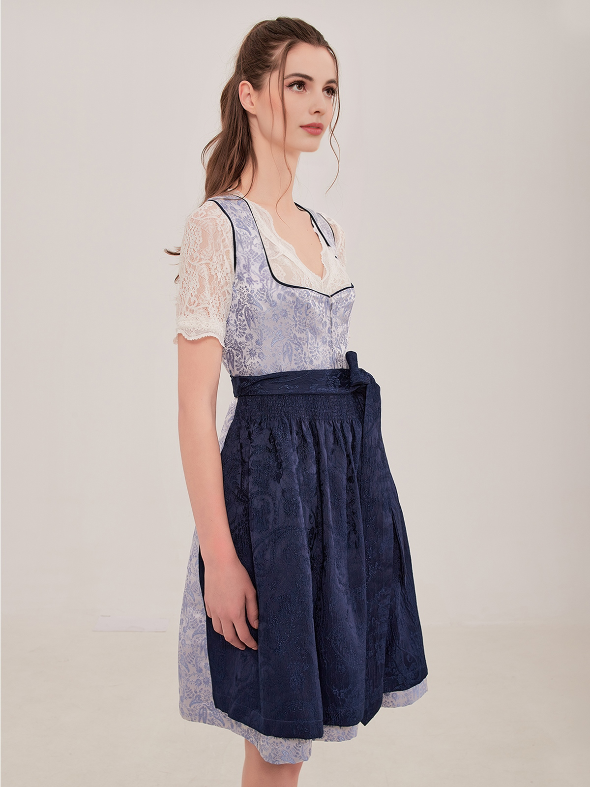 Dirndl in Brombeerfarbe – ein Blickfang auf jedem Volksfest