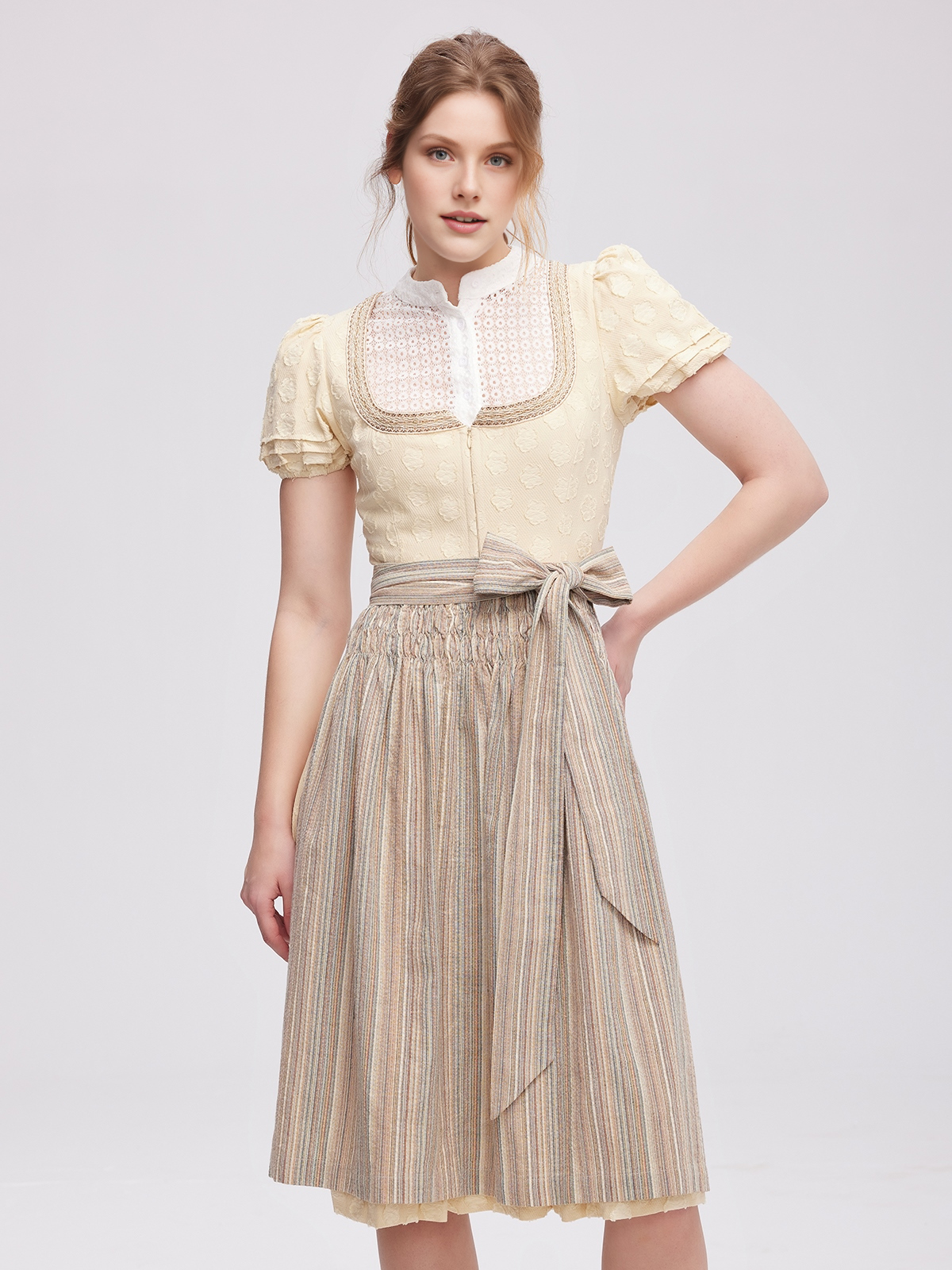 Modernes Dirndl mit geradem Ausschnitt in Gelb