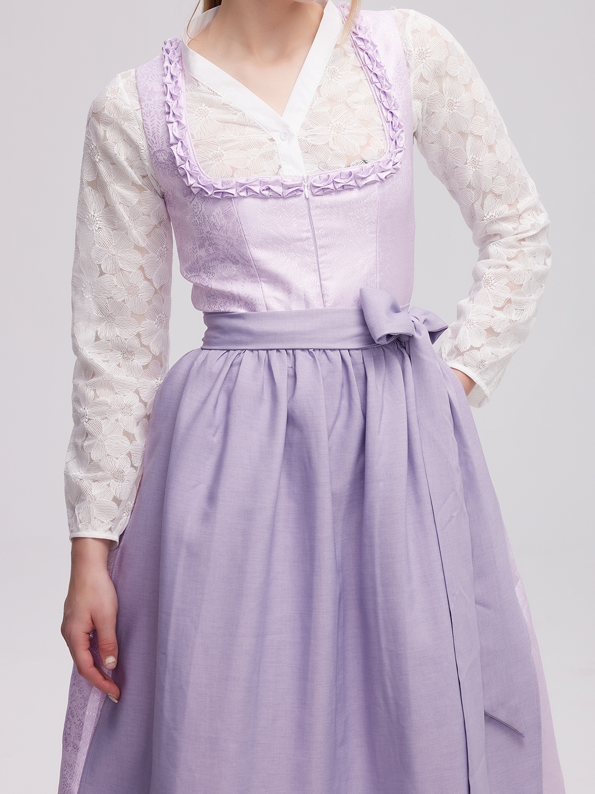 Modernes Dirndl in Lila – perfekt für den urbanen Look