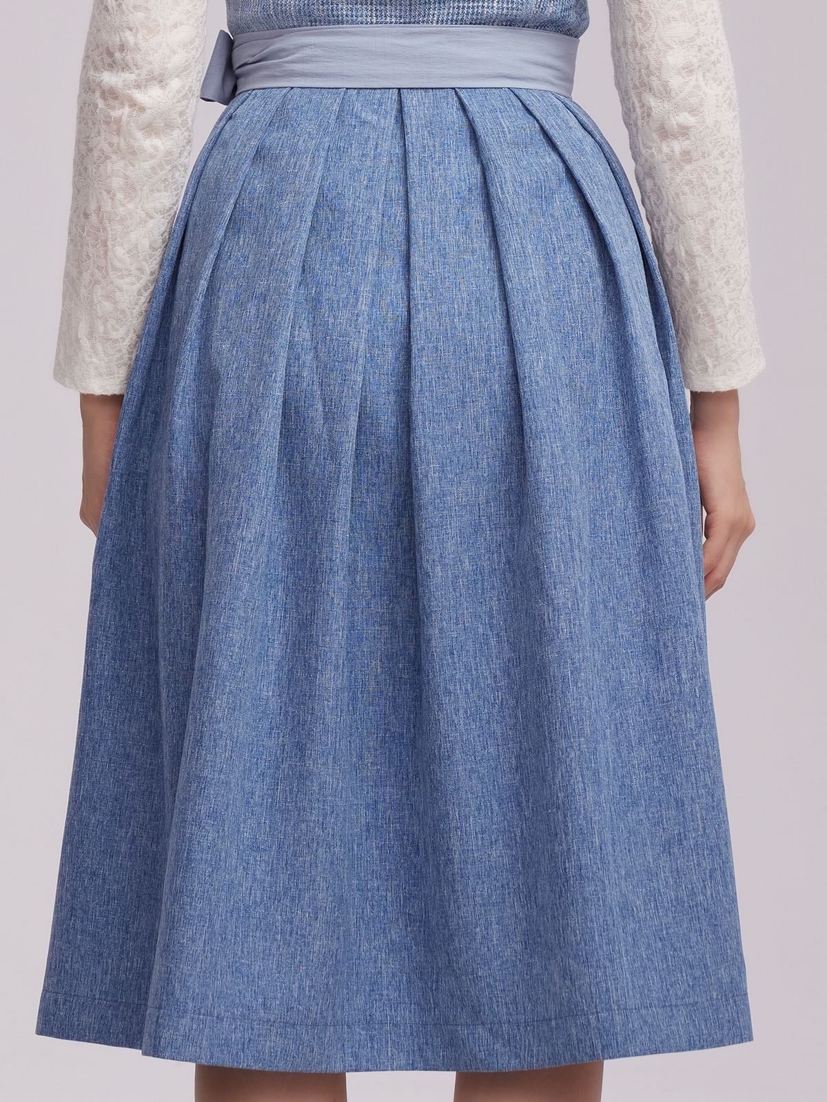 Dirndl in Blau mit geschlossener Bluse
