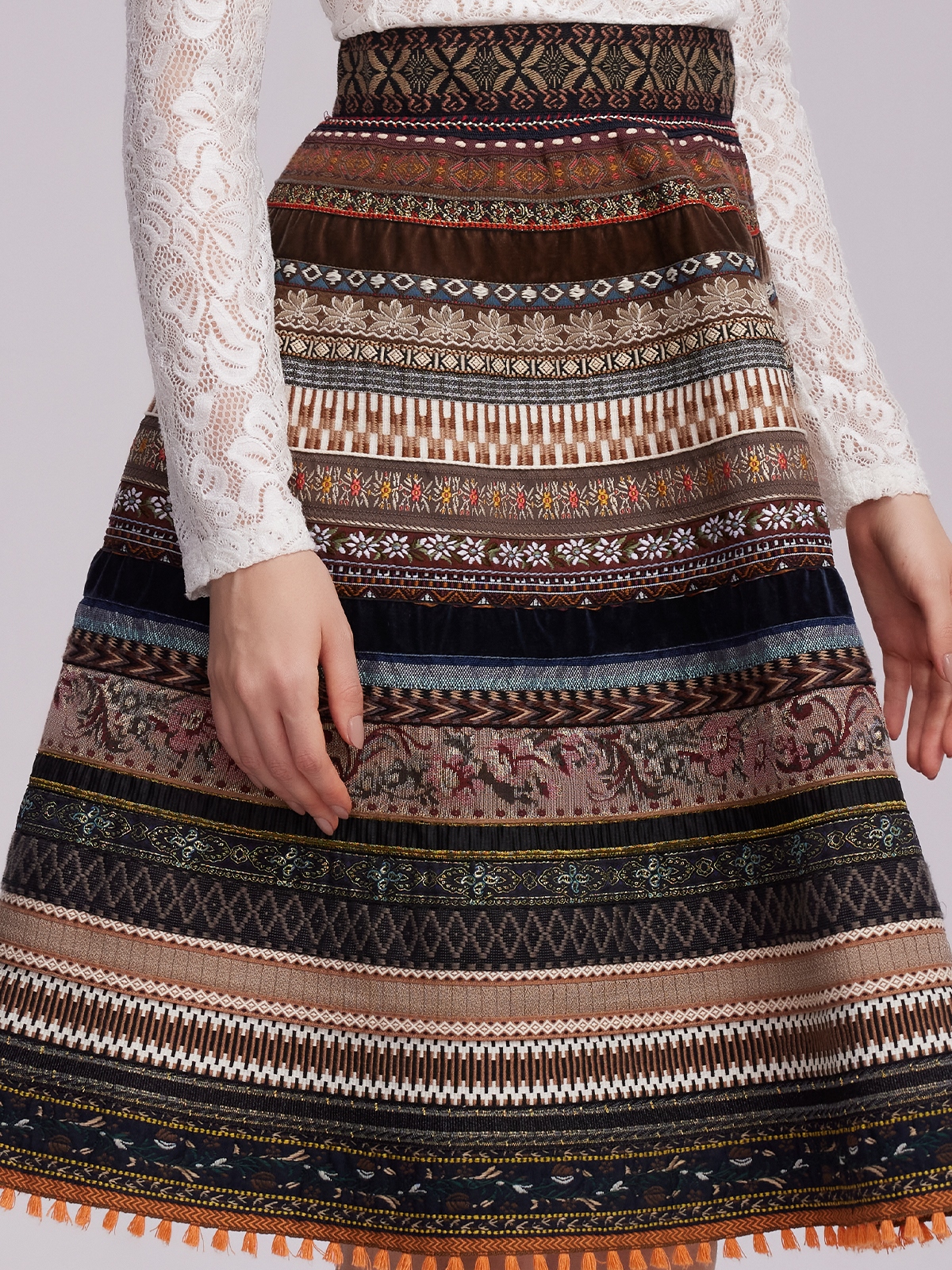 Modernes Dirndl in Braun mit schlankem Schnitt