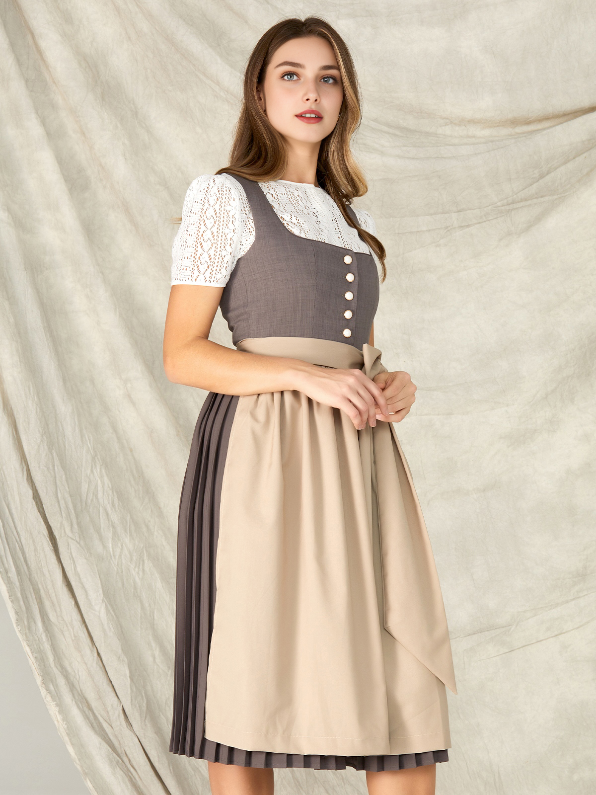 Graues Dirndl mit eleganter Schürze