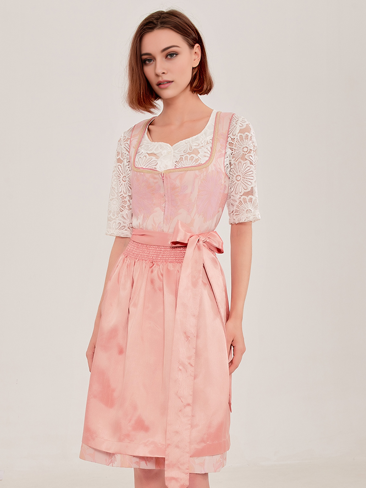 Dirndl in Hellblau und Rosa