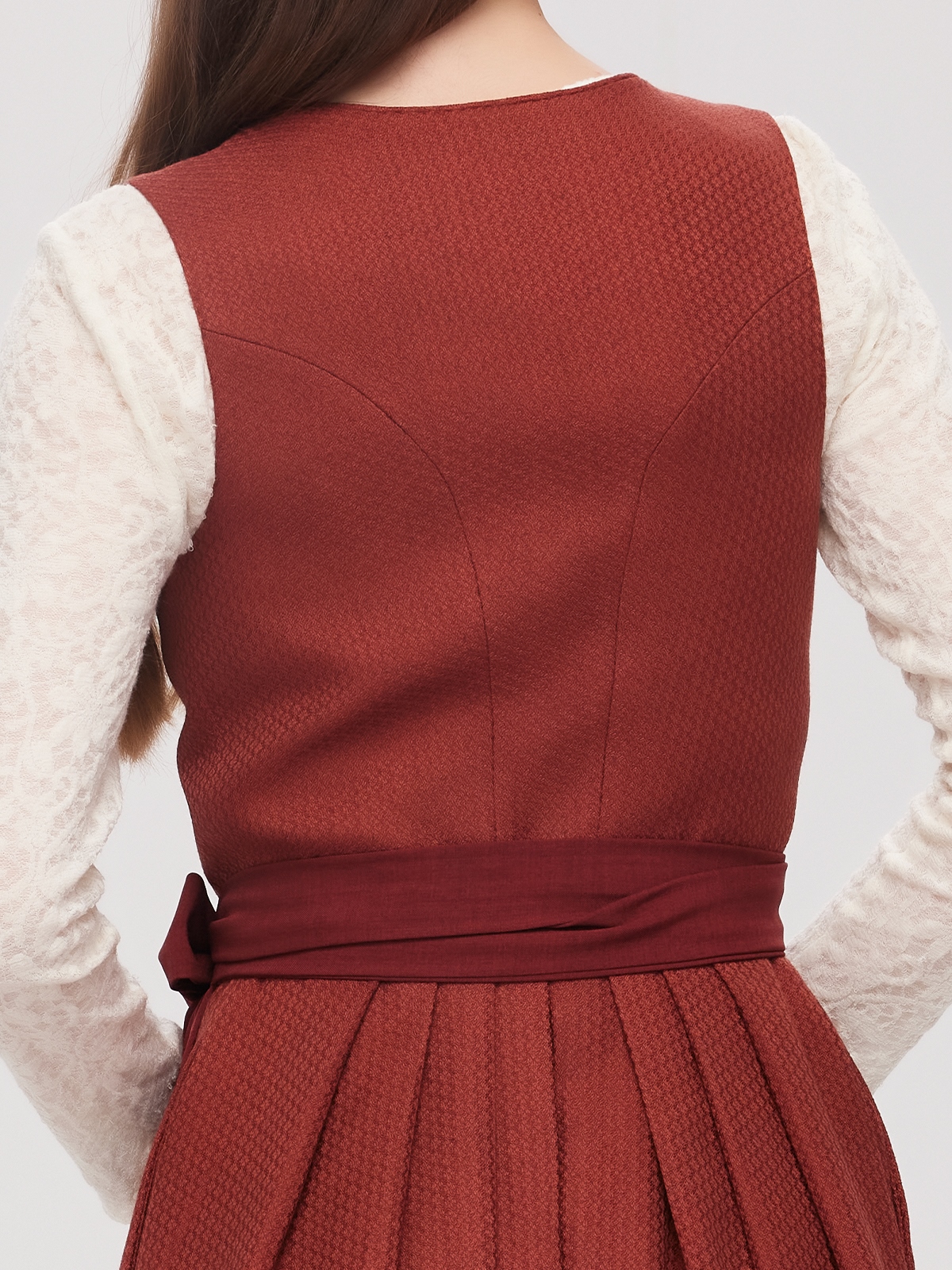 Modernes rotes Dirndl mit eleganter Silhouette