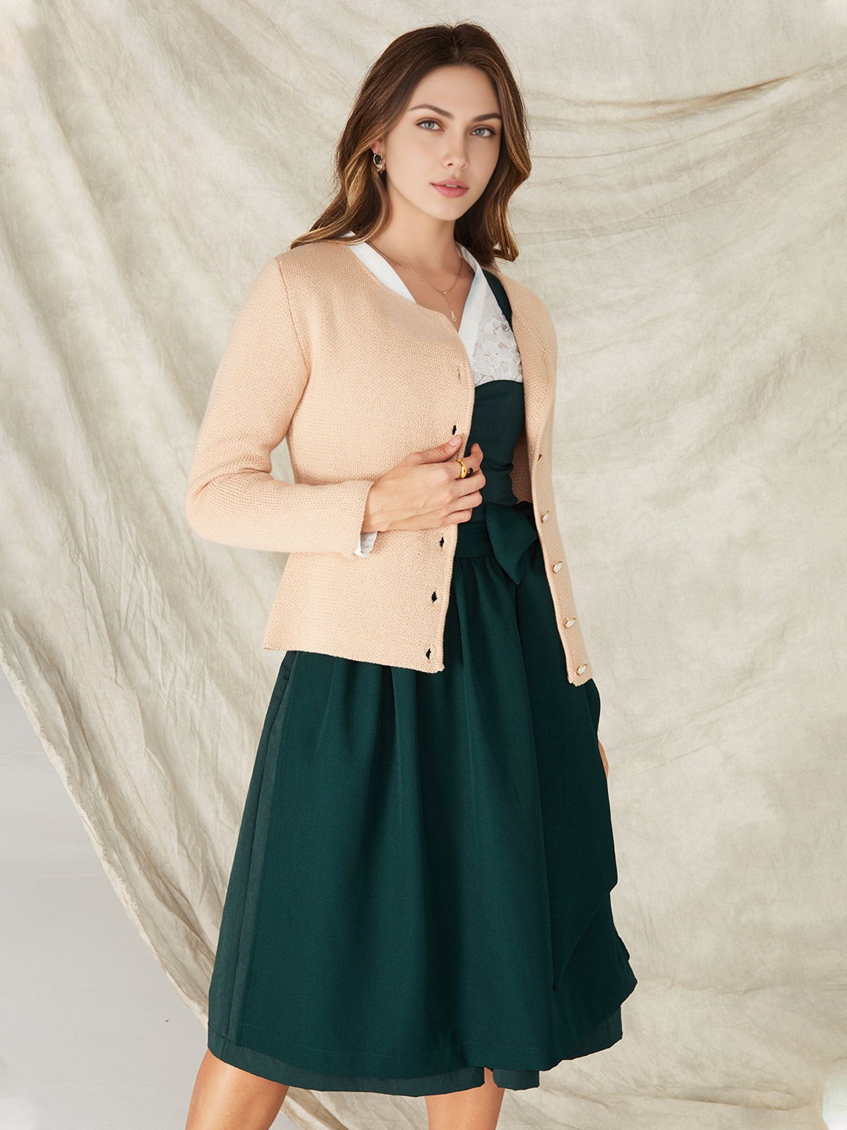 Modernes rotes Dirndl mit schmalem Schnitt und eleganter Silhouette