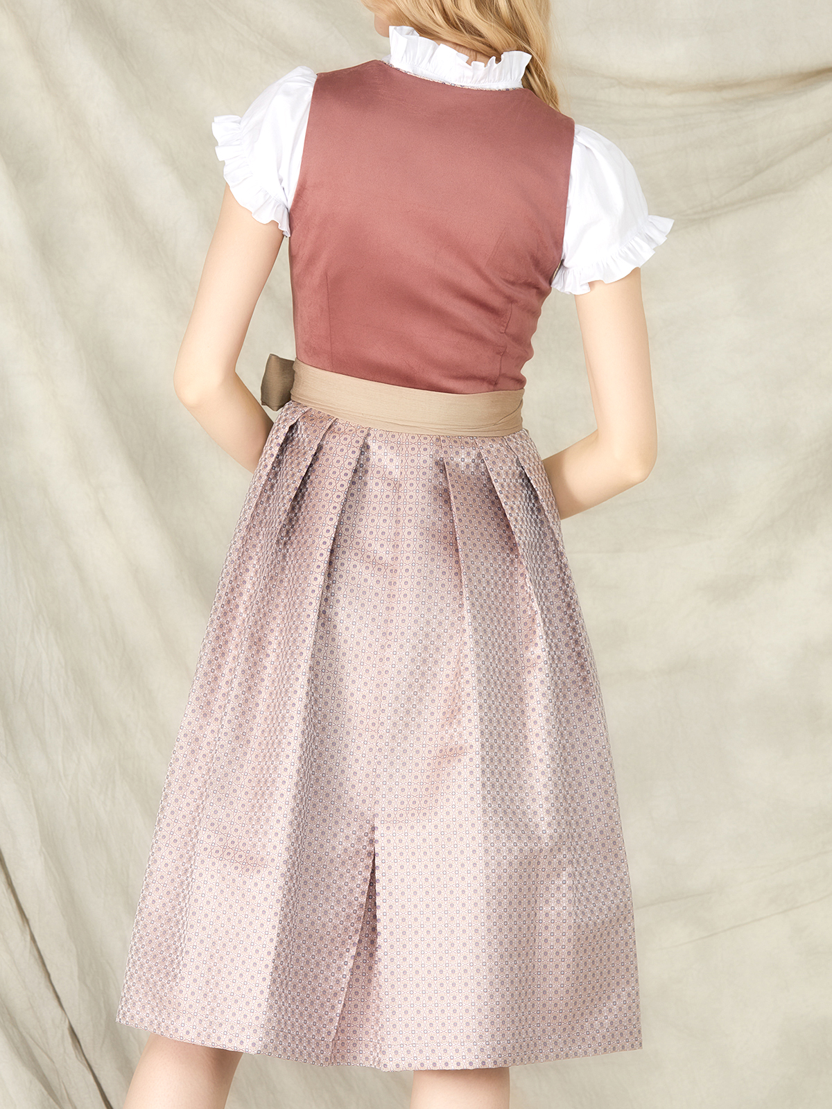 Moderne Dirndlbluse in Rosa mit langen Ärmeln