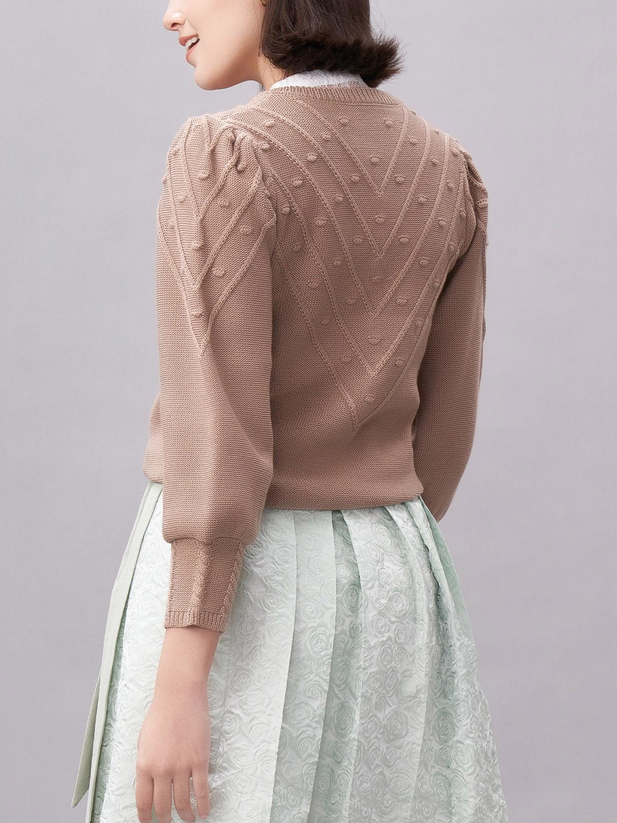 Ein elegantes beiges Dirndl mit feinen Stickereien und einer passenden Bluse