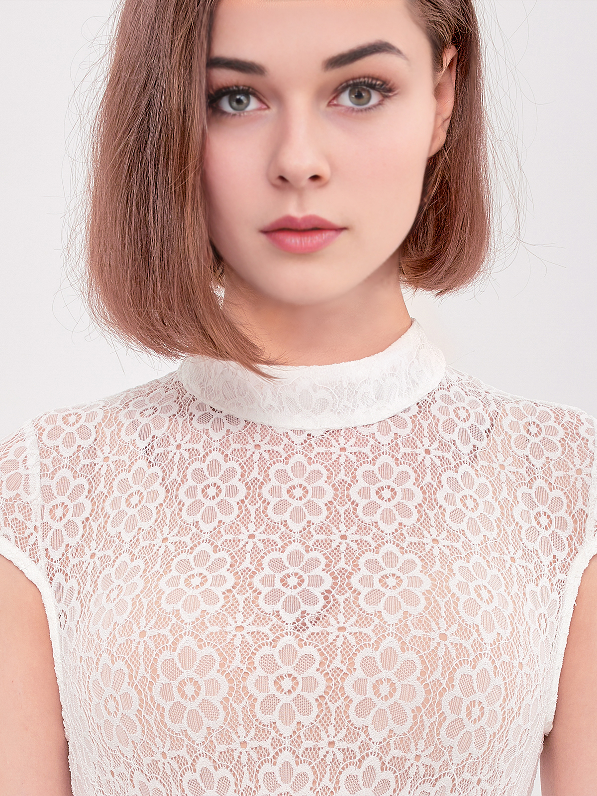 Moderne Dirndlbluse mit V-Ausschnitt und Langarm