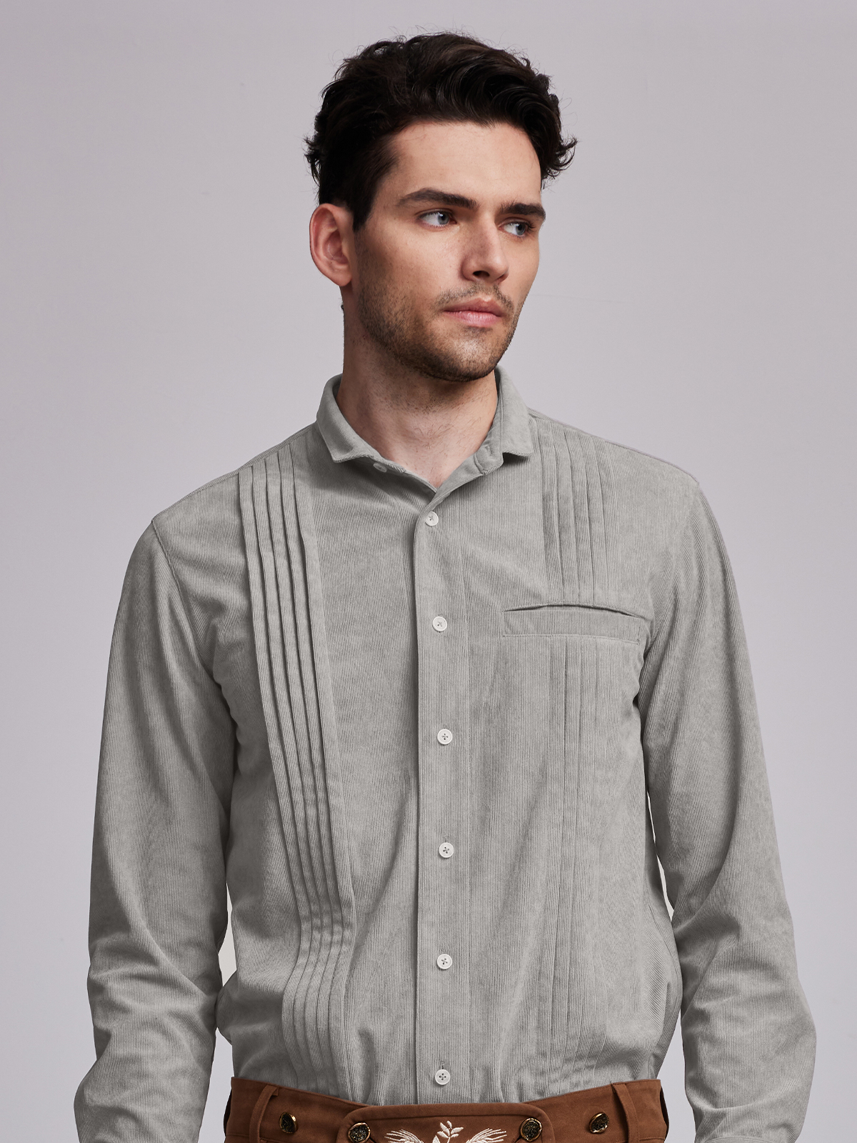 Graues Herrenhemd als Kontrast zum Dirndl