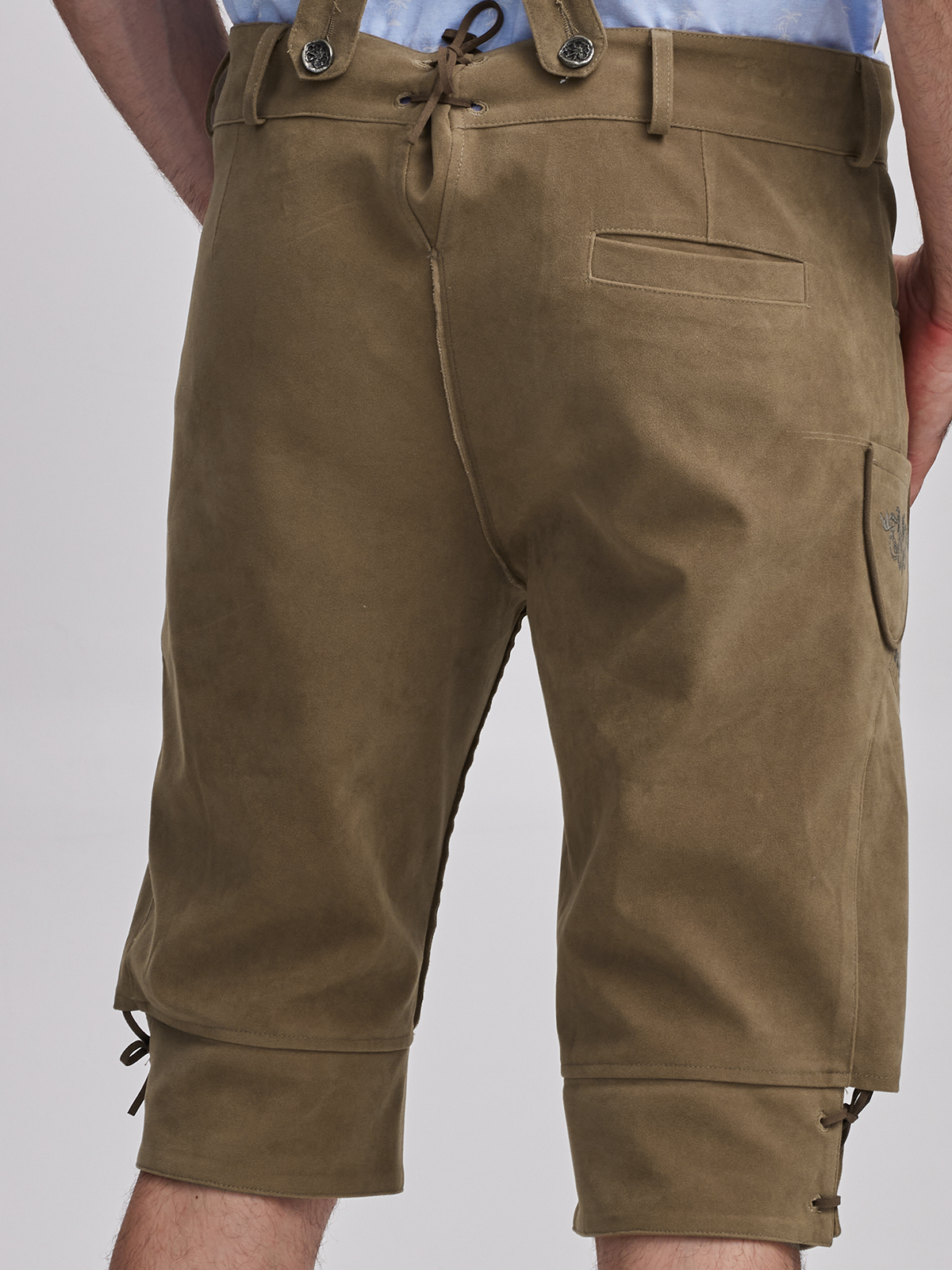 Schwarzes Dirndl mit eleganter Bluse