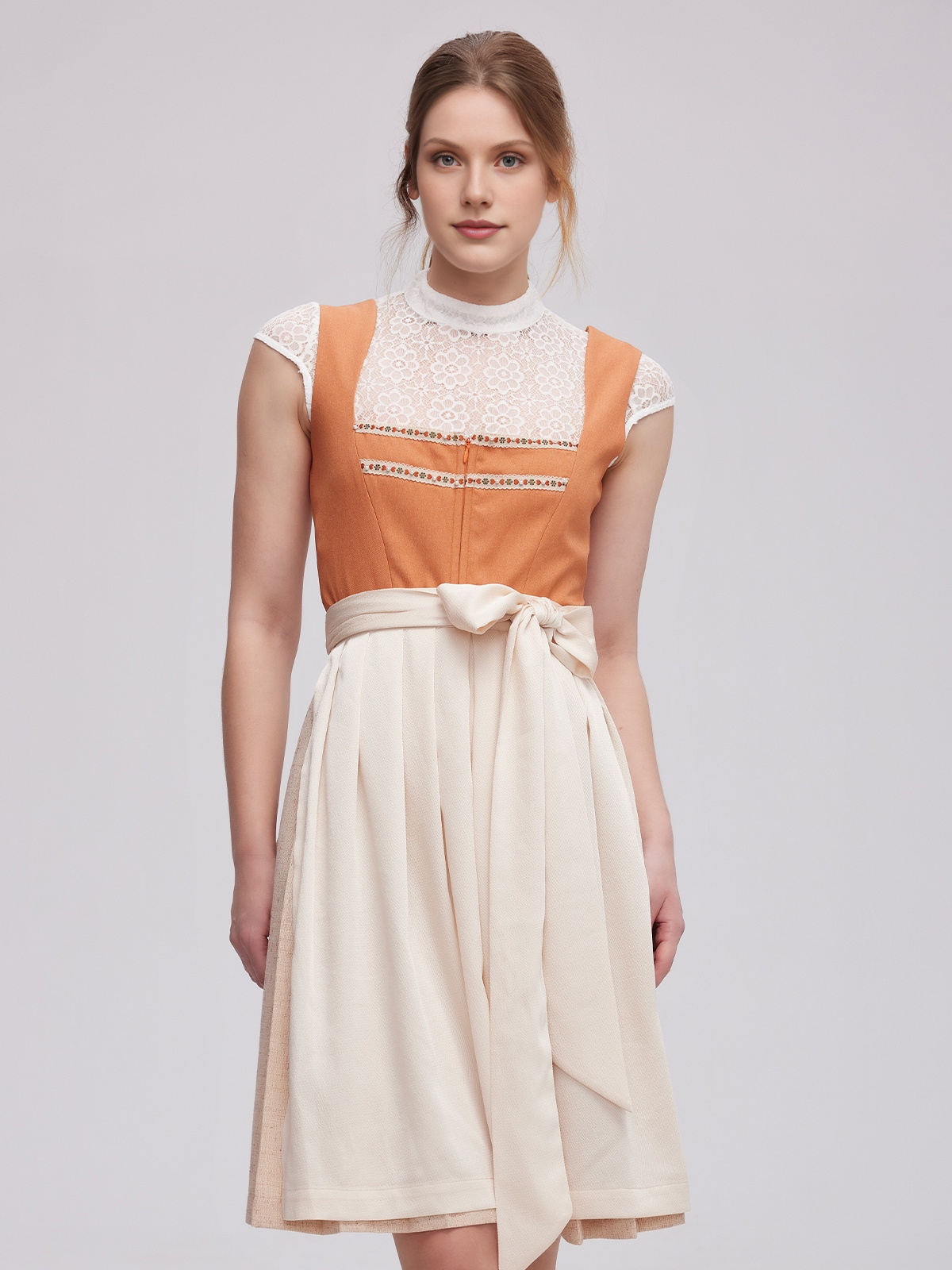 Dirndl in Orange – feminin und stilvoll