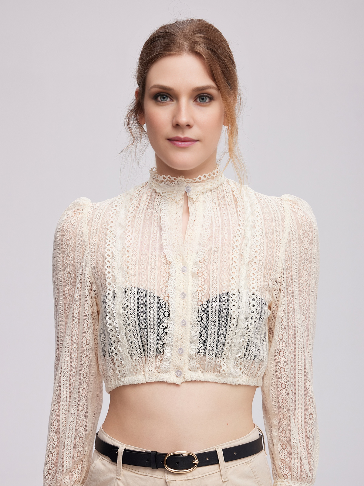 Ein elegantes lila Dirndl mit feinen Details