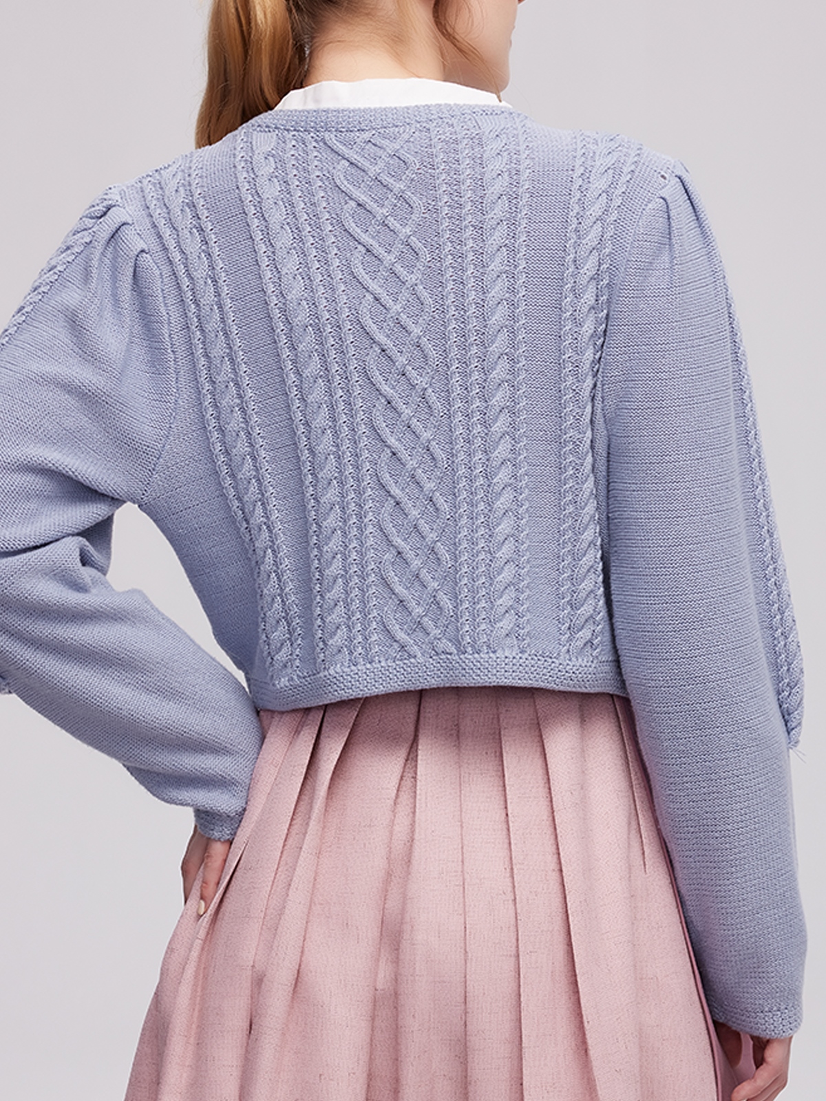 Ein blaues Dirndl mit floralen Details