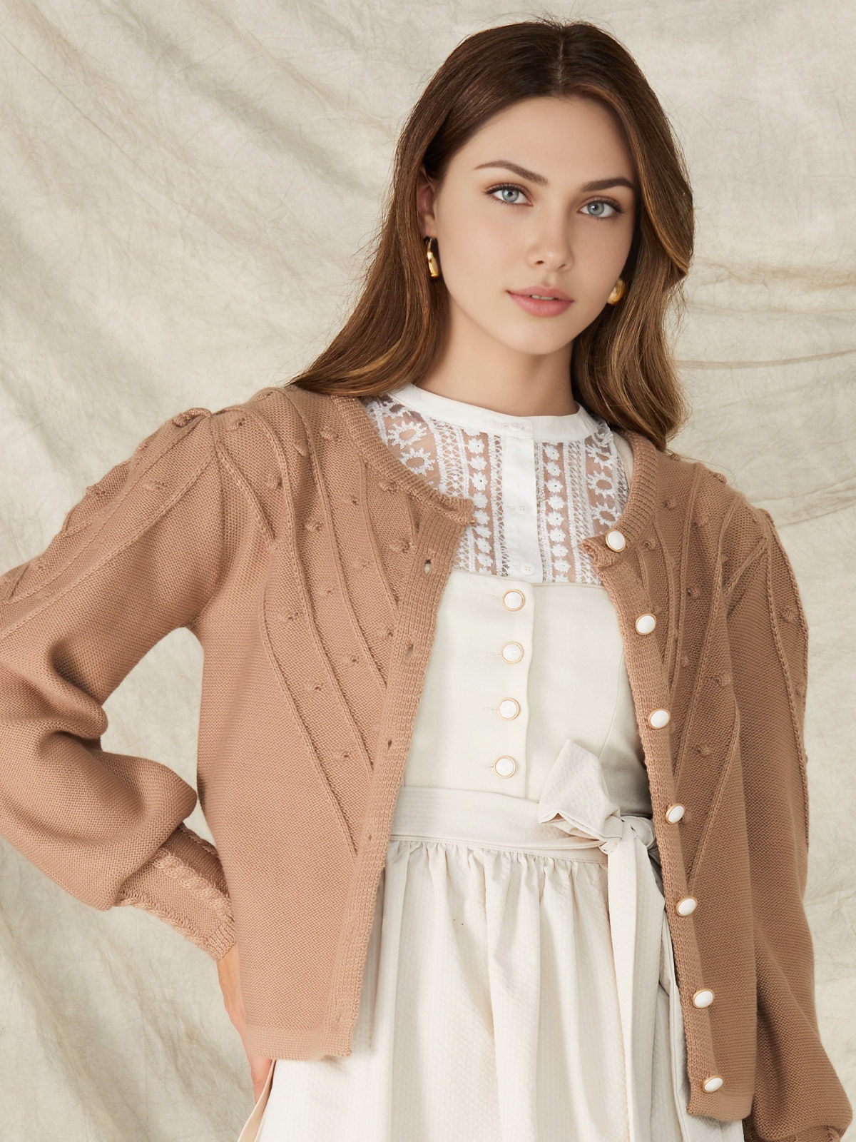 Grünes Dirndl mit Strickbluse