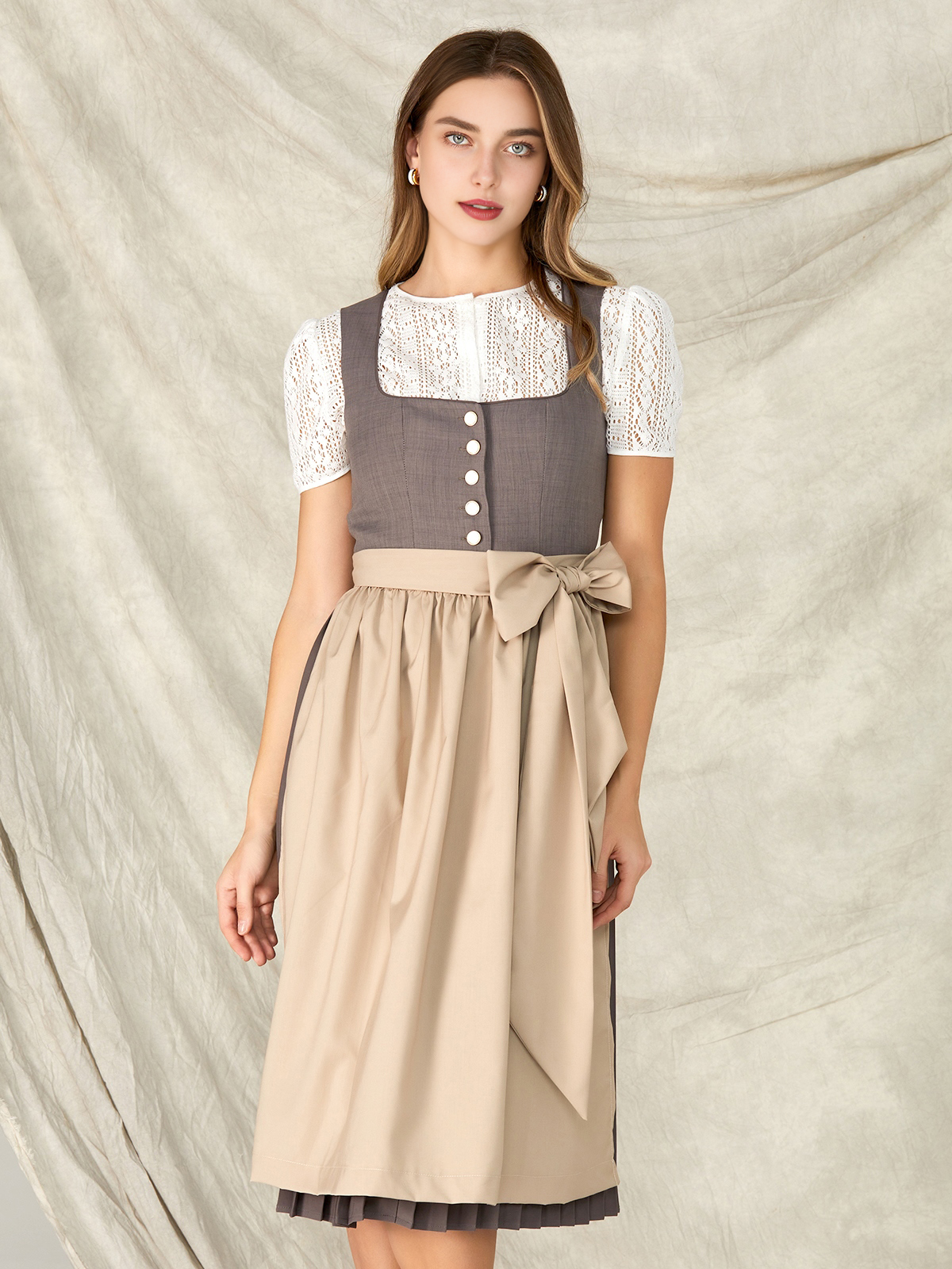 Dirndl-Bluse Langarm in Grau – zeitlos und elegant