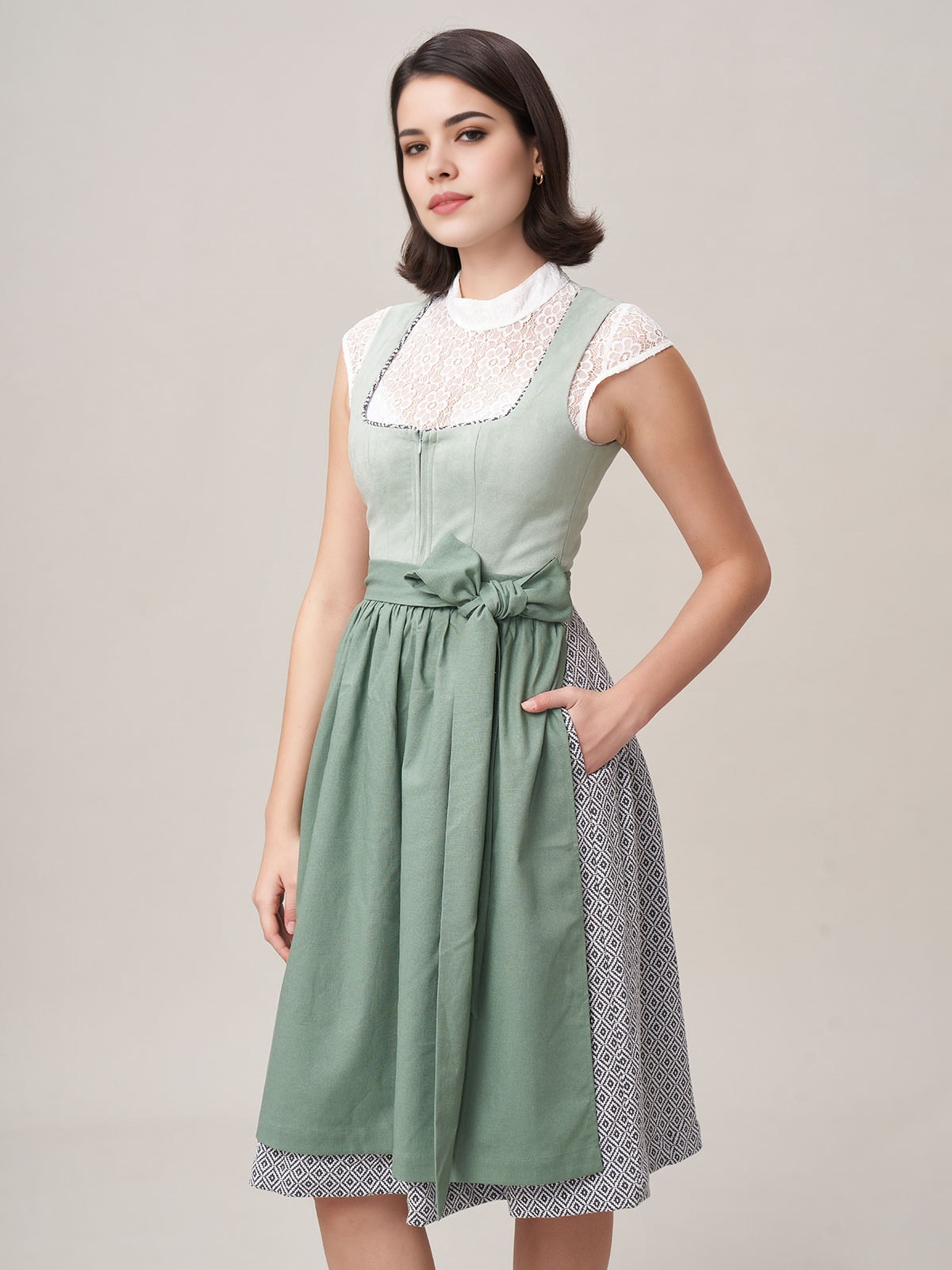 Rotes Dirndl mit grüner Schürze