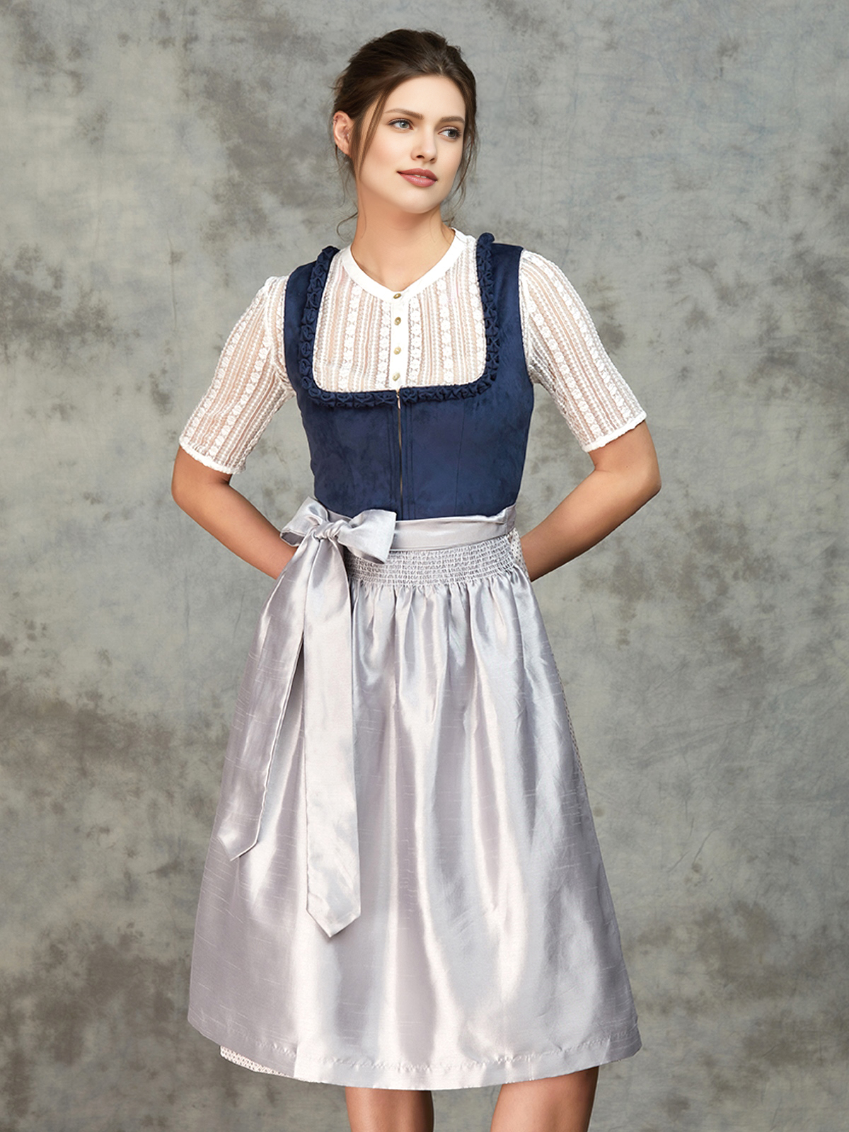 Modernes Dirndl in Grau – perfekt für den urbanen Look