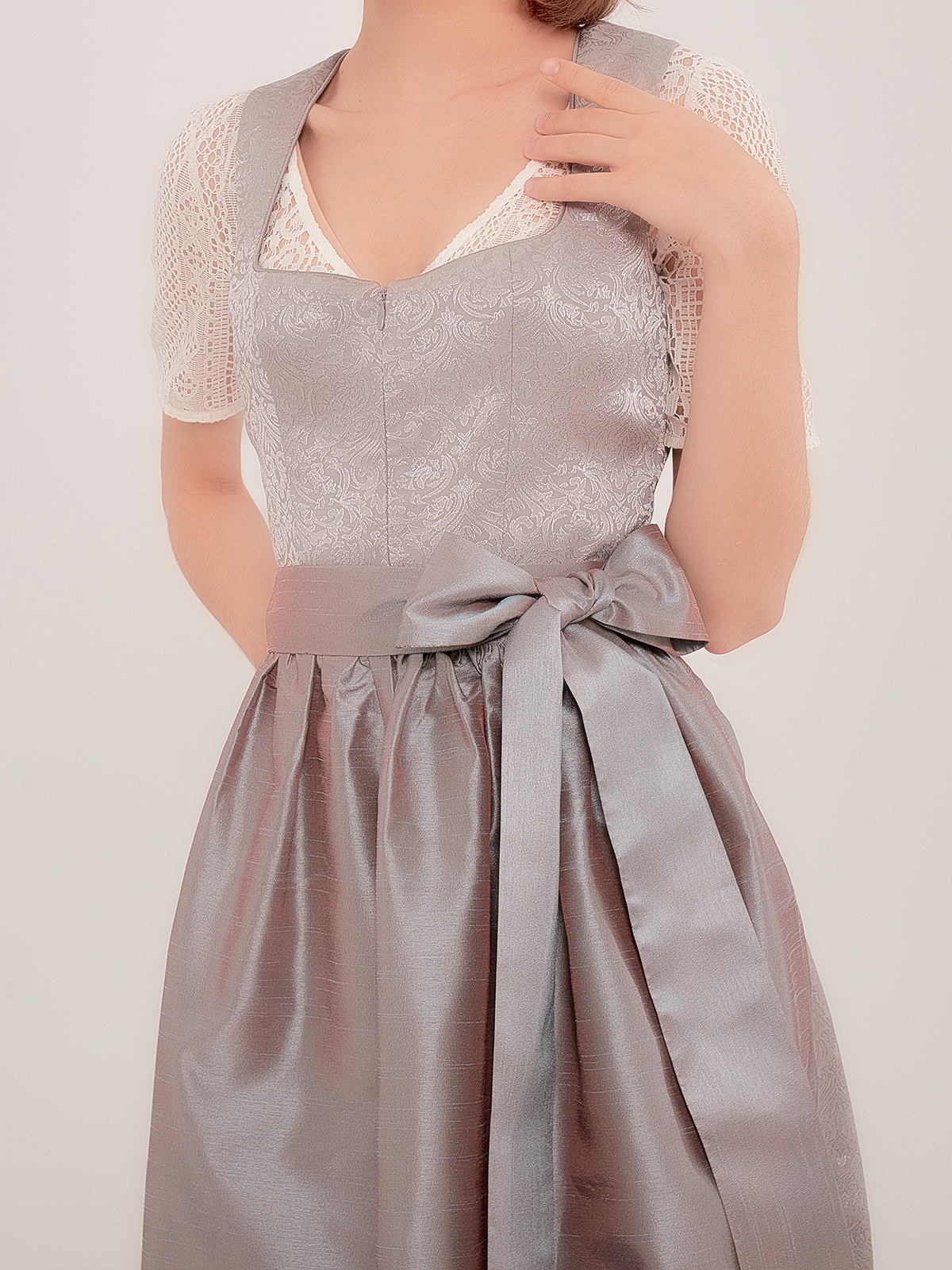 Modernes Dirndl in grün Samt – elegant und zeitgemäß