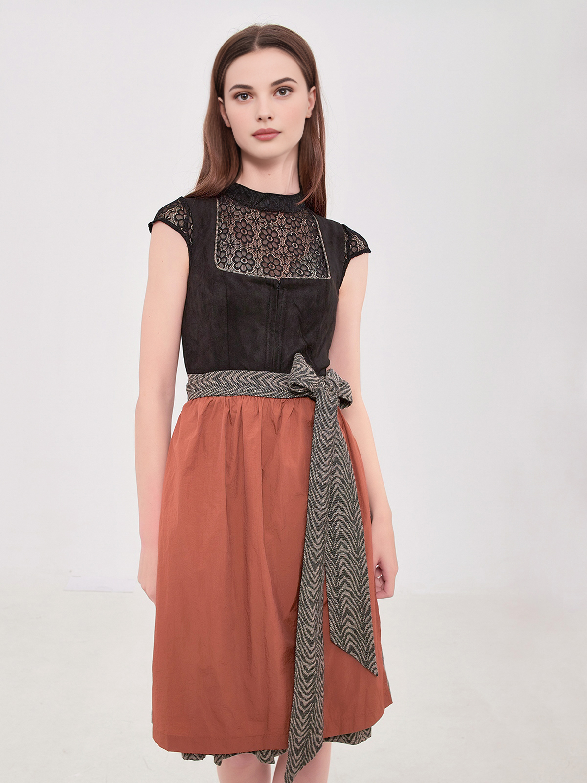 Schwarzes Ehreer Dirndl mit modernem Schnitt