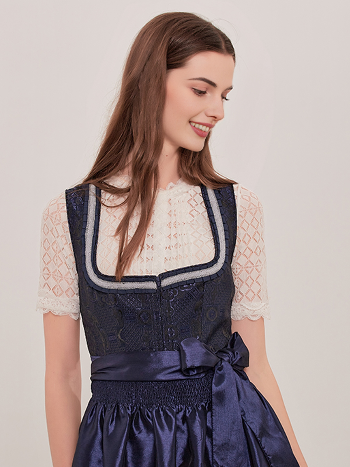 Dirndl in Blau – Eleganz und Tradition vereint