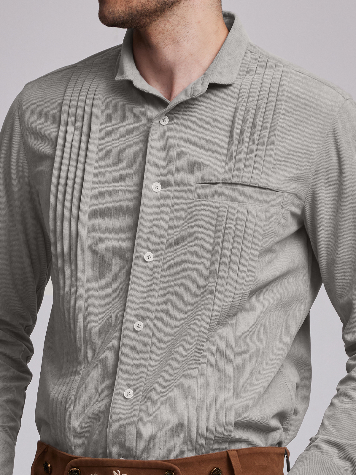 Graues Dirndl mit modernem Schnitt