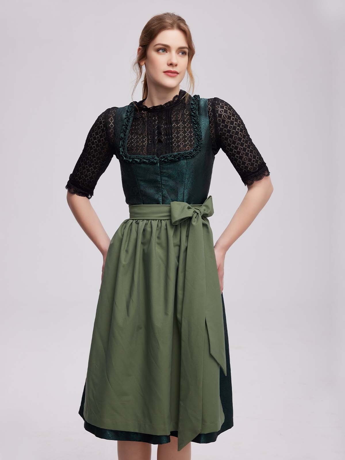 Dirndl Waldgrün in natürlicher Umgebung