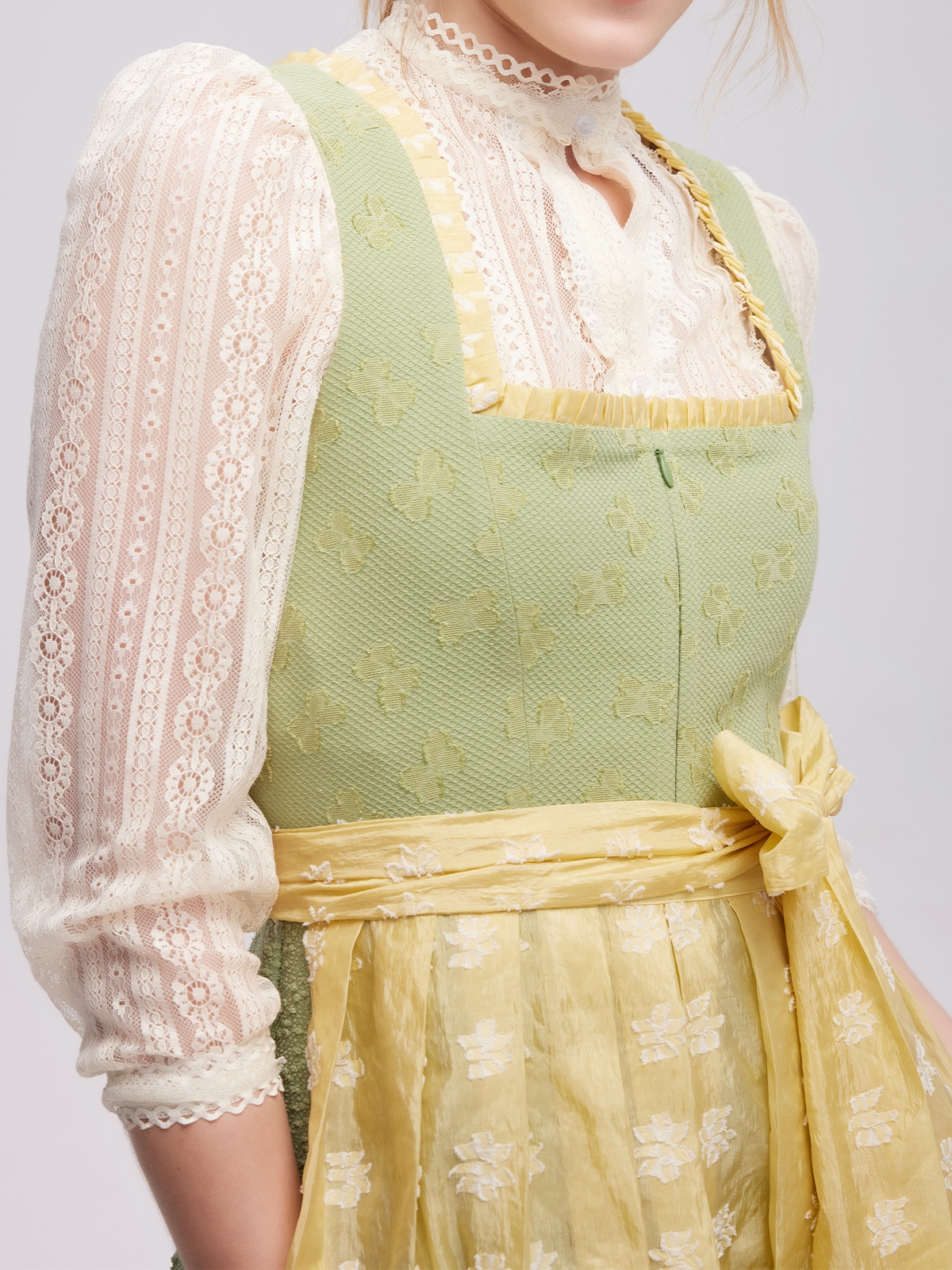 Dirndlbluse für hochgeschlossenes Dirndl in Grün