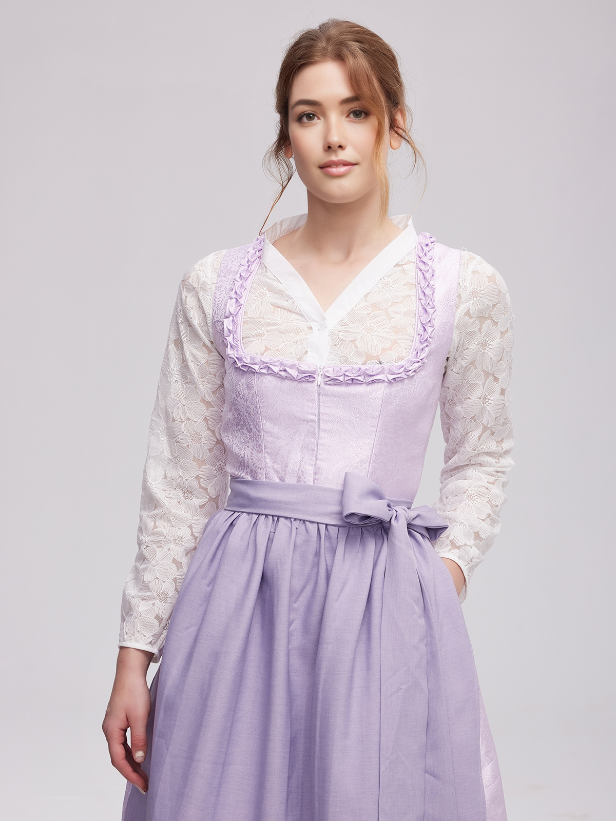 Dirndlbluse langarm weiß mit Spitzenverzierung