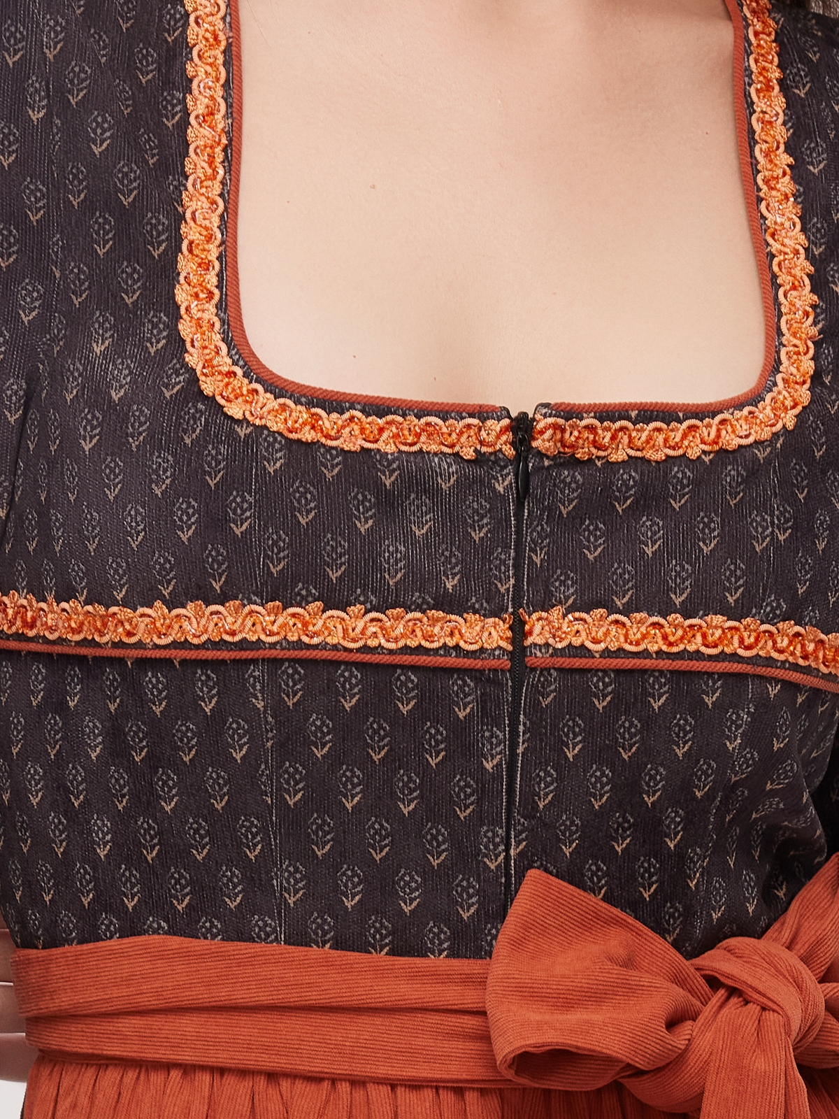 Dirndl Grau Samt – Eleganz in Perfektion